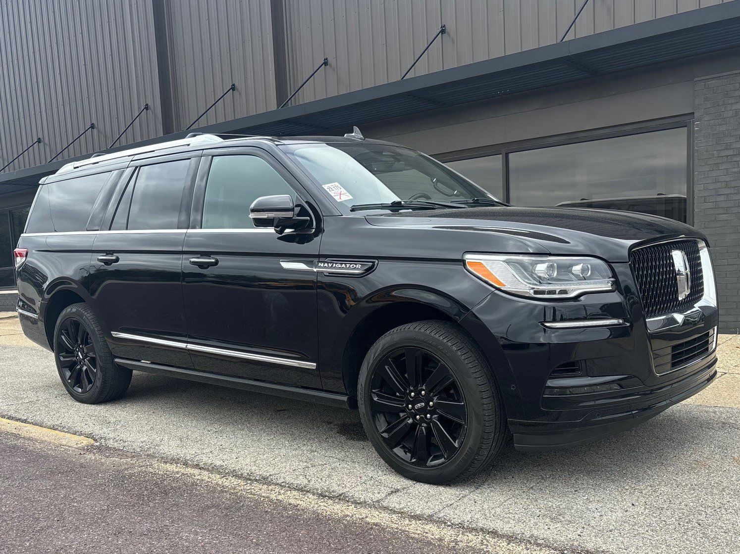 Used 2023 Lincoln Navigator L Reserve AWD/4WD image 3
