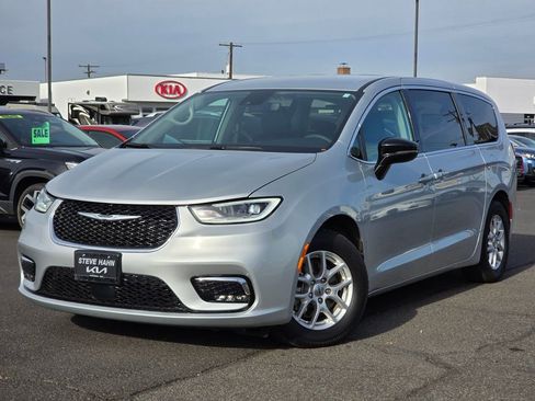 Used 2024 Chrysler Pacifica Touring-L image 1