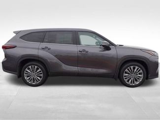 Used 2024 Toyota Highlander Platinum video 2