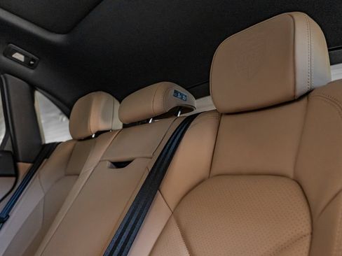 Certified 2025 Porsche Macan AWD/4WD image 27