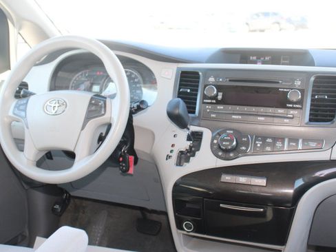 Used 2013 Toyota Sienna LE FWD image 21
