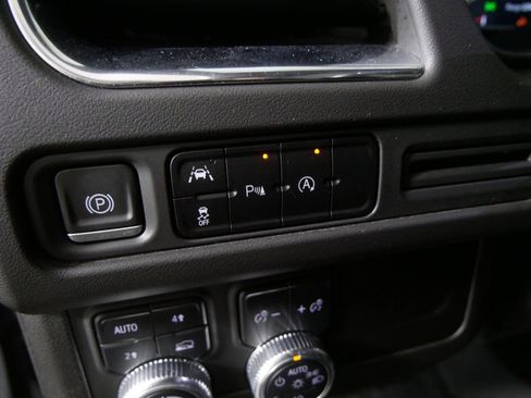 Used 2023 GMC Yukon SLT image 17