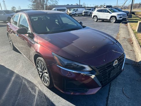 Used 2023 Nissan Altima 2.5 SV image 1