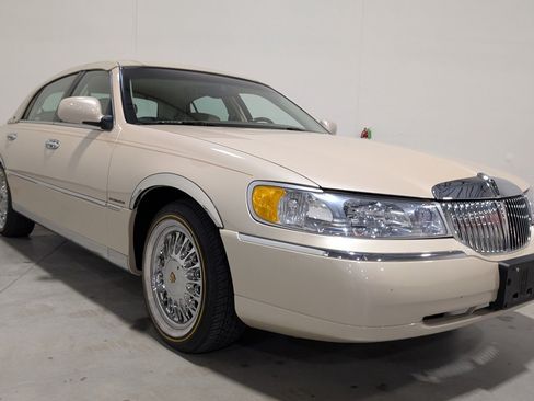 Used 2001 Lincoln Town Car Cartier RWD image 21