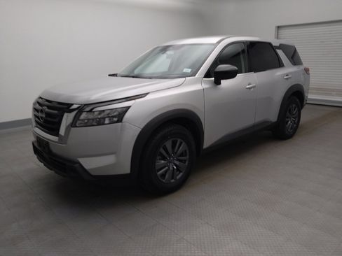Used 2023 Nissan Pathfinder S image 2
