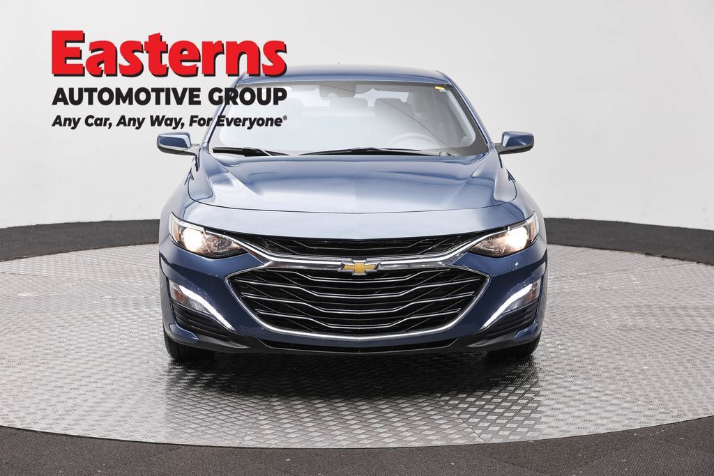 Used 2025 Chevrolet Malibu LT FWD image 2