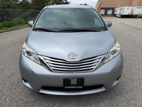 Used 2017 Toyota Sienna LE FWD image 2