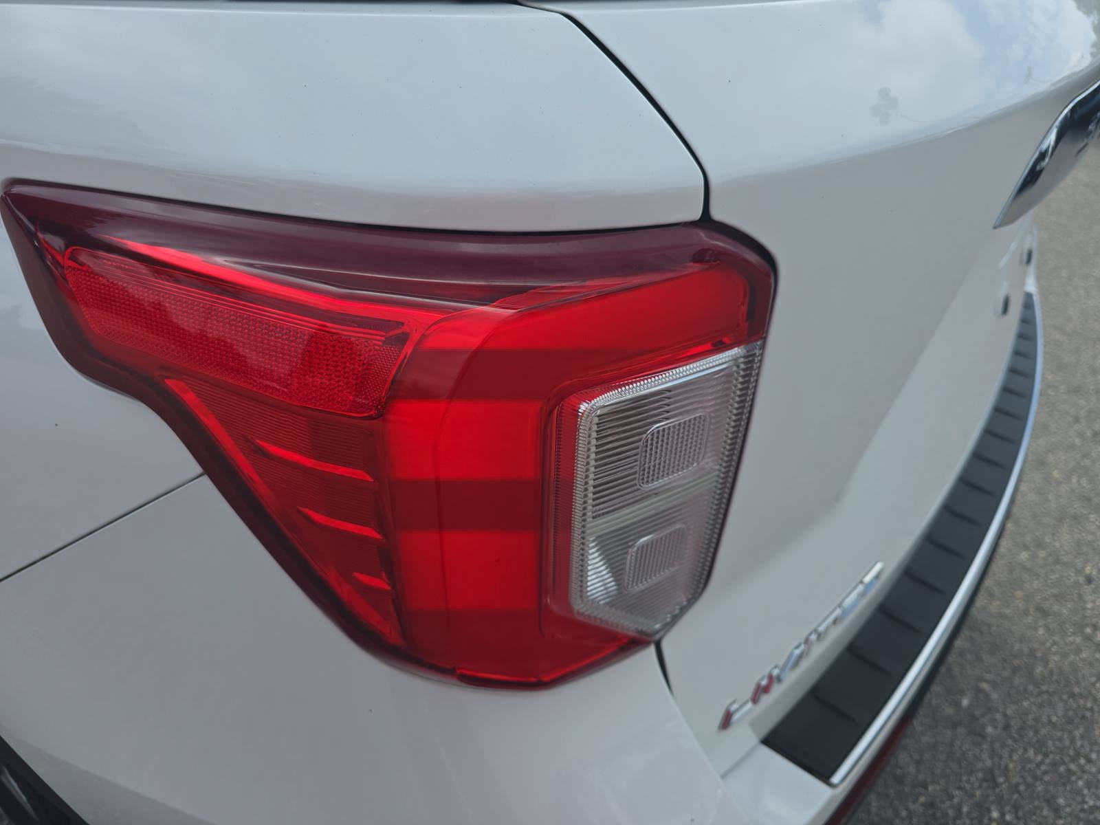 Used 2022 Ford Explorer Limited w/ Equipment Group 301A AWD/4WD image 34