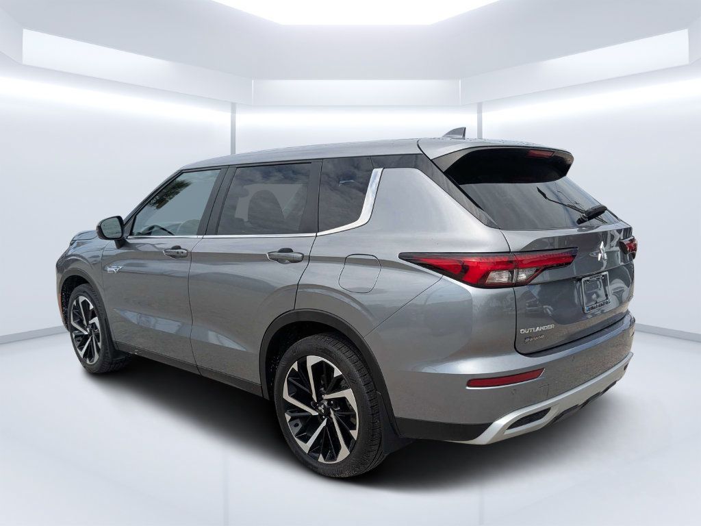 Used 2023 Mitsubishi Outlander 4WD Plug-In Hybrid image 6