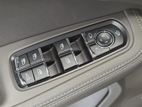 Used 2025 Porsche Macan image 15
