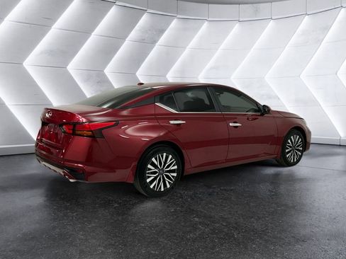 Used 2025 Nissan Altima 2.5 SV w/ SV Premium Package image 4