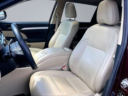 Used 2018 Toyota Highlander XLE AWD/4WD image 25