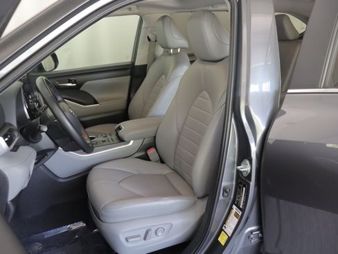 Used 2023 Toyota Highlander XLE AWD/4WD image 8