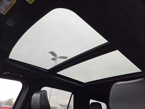 Used 2024 Lincoln Navigator Premiere image 3