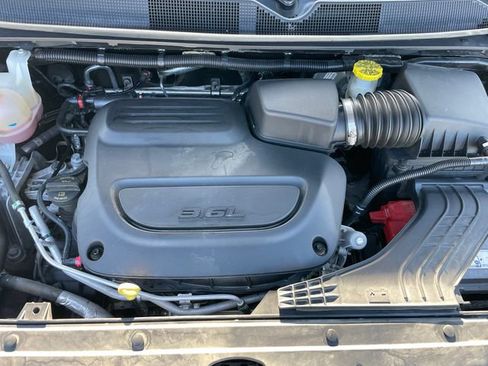 Used 2023 Chrysler Pacifica Touring-L FWD image 31