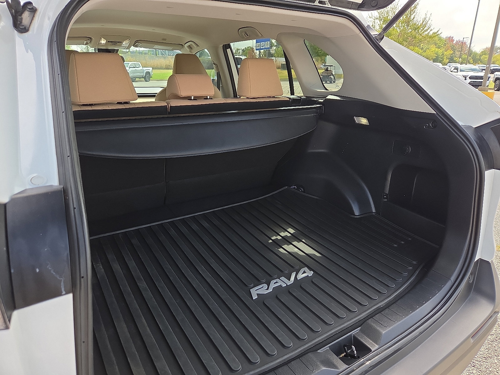 Used 2023 Toyota RAV4 XLE AWD/4WD image 9