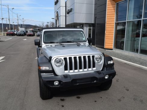 Used 2022 Jeep Wrangler Unlimited Sport image 2