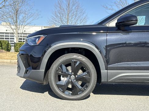 New 2026 Volkswagen Taos SE FWD image 9