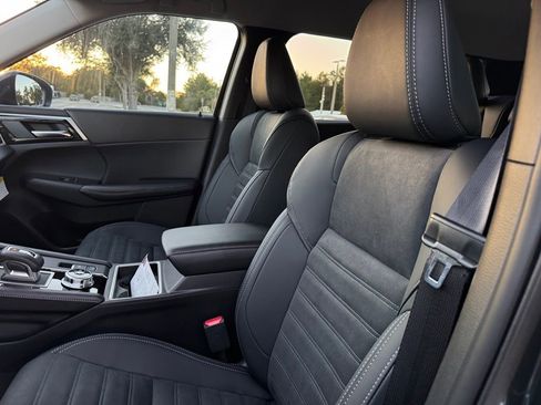 New 2025 Mitsubishi Outlander SE image 29