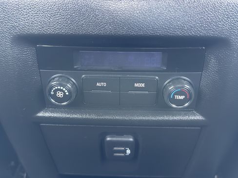 Used 2023 Chevrolet Traverse LT image 35