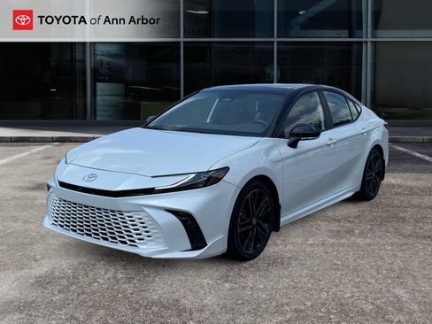 Used 2025 Toyota Camry XSE FWD image 9