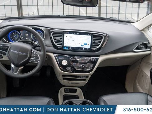 Used 2023 Chrysler Pacifica Touring-L FWD image 5