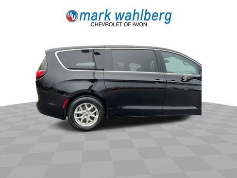 Used 2024 Chrysler Pacifica Touring-L FWD image 9