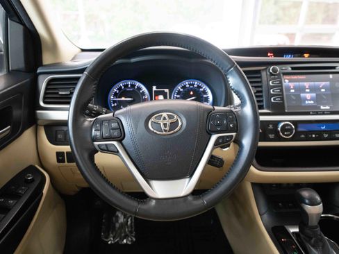 Used 2018 Toyota Highlander XLE AWD/4WD image 21