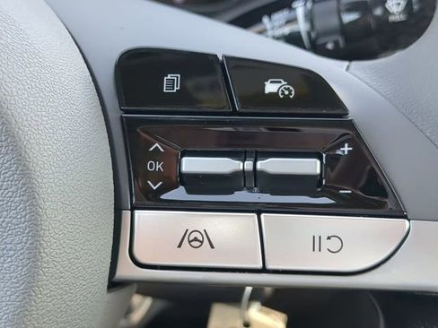 Used 2025 Hyundai Elantra SE image 22