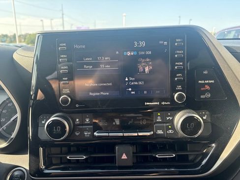 Used 2020 Toyota Highlander XLE AWD/4WD image 14