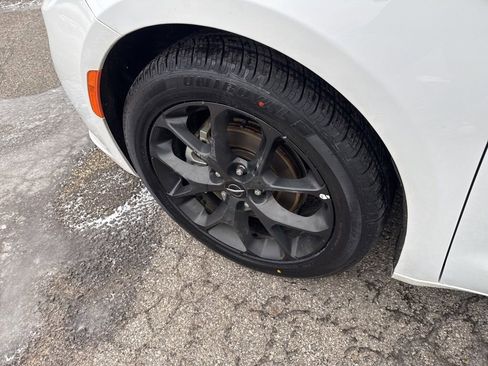 Used 2025 Chrysler Pacifica Limited image 24