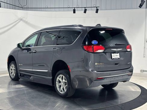 Used 2017 Chrysler Pacifica Limited FWD image 11