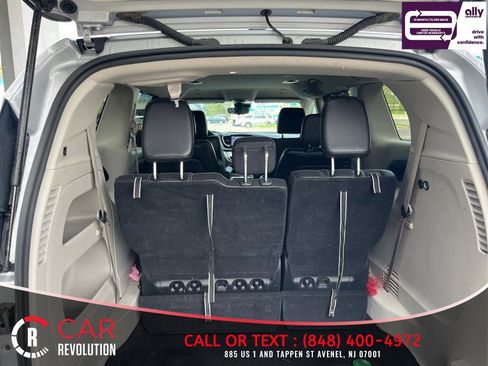 Used 2024 Chrysler Pacifica Touring-L FWD image 10