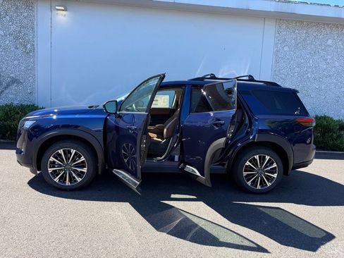 New 2026 Nissan Pathfinder Platinum w/ Cargo Package AWD/4WD image 18
