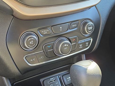 Used 2017 Jeep Cherokee Latitude AWD/4WD image 15