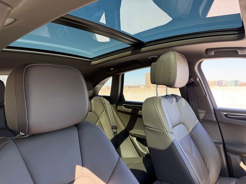 Certified 2025 Porsche Macan image 13