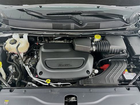 Used 2024 Chrysler Voyager LX image 32