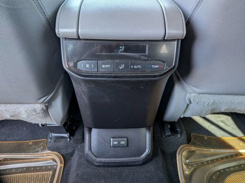 Used 2023 Toyota Highlander L FWD image 38