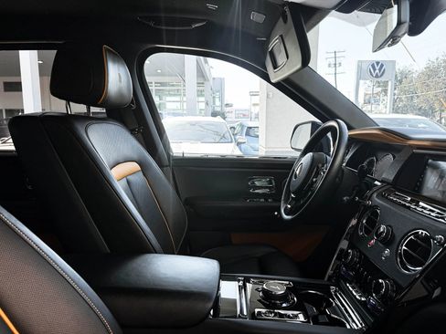 Used 2020 Rolls-Royce Cullinan Black Badge image 33