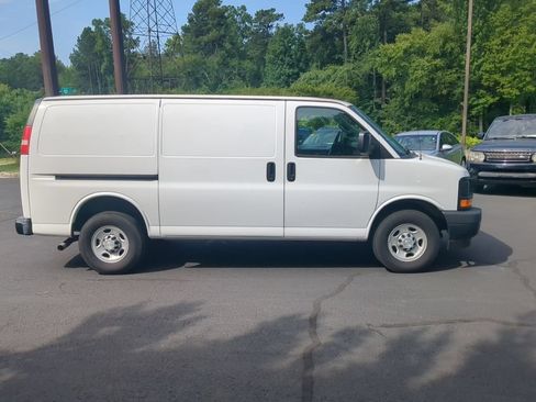 Used 2017 Chevrolet Express 2500 RWD image 4