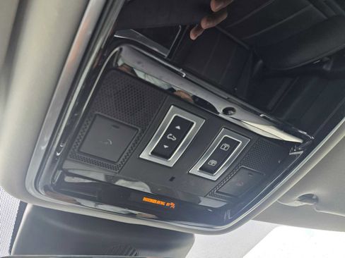 Used 2018 Land Rover Range Rover Velar R-Dynamic SE image 34