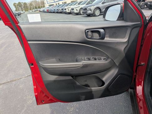 Used 2025 Hyundai Venue Limited FWD image 12