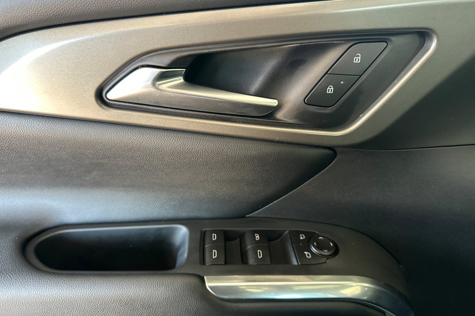 Used 2026 Chevrolet Traverse LT w/ Sun and Wheel Package FWD image 11