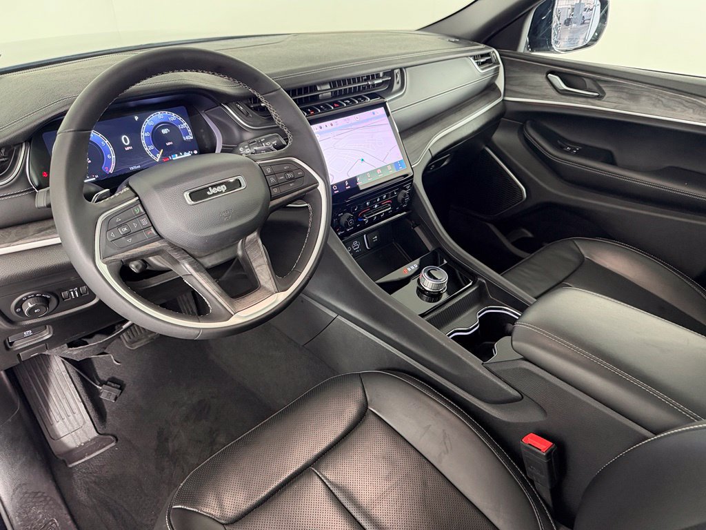 Used 2025 Jeep Grand Cherokee Limited w/ Luxury Tech Group II RWD image 13