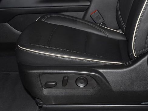 Used 2023 GMC Yukon XL SLT image 13