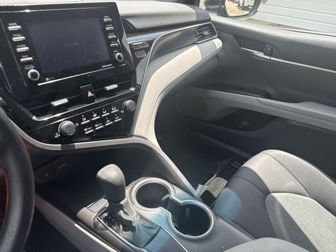 Used 2021 Toyota Camry LE FWD image 21