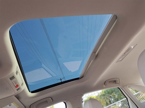 Certified 2025 Volkswagen Jetta SE w/ Sunroof Package image 29