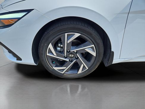 Certified 2025 Hyundai Elantra Limited FWD image 37