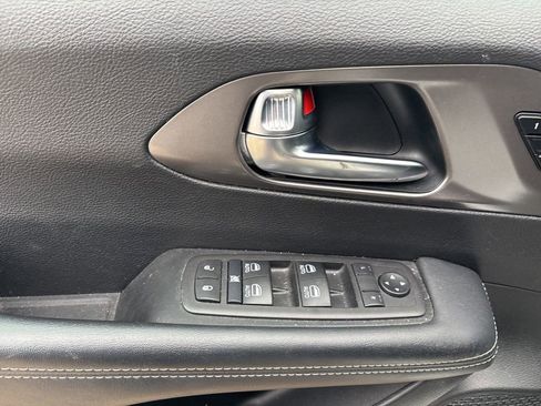 Used 2025 Chrysler Pacifica Select image 11