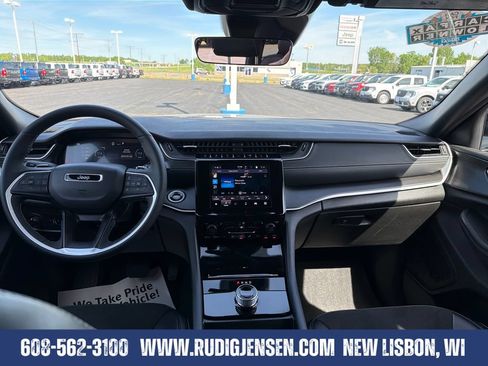 Used 2025 Jeep Grand Cherokee Altitude AWD/4WD image 12